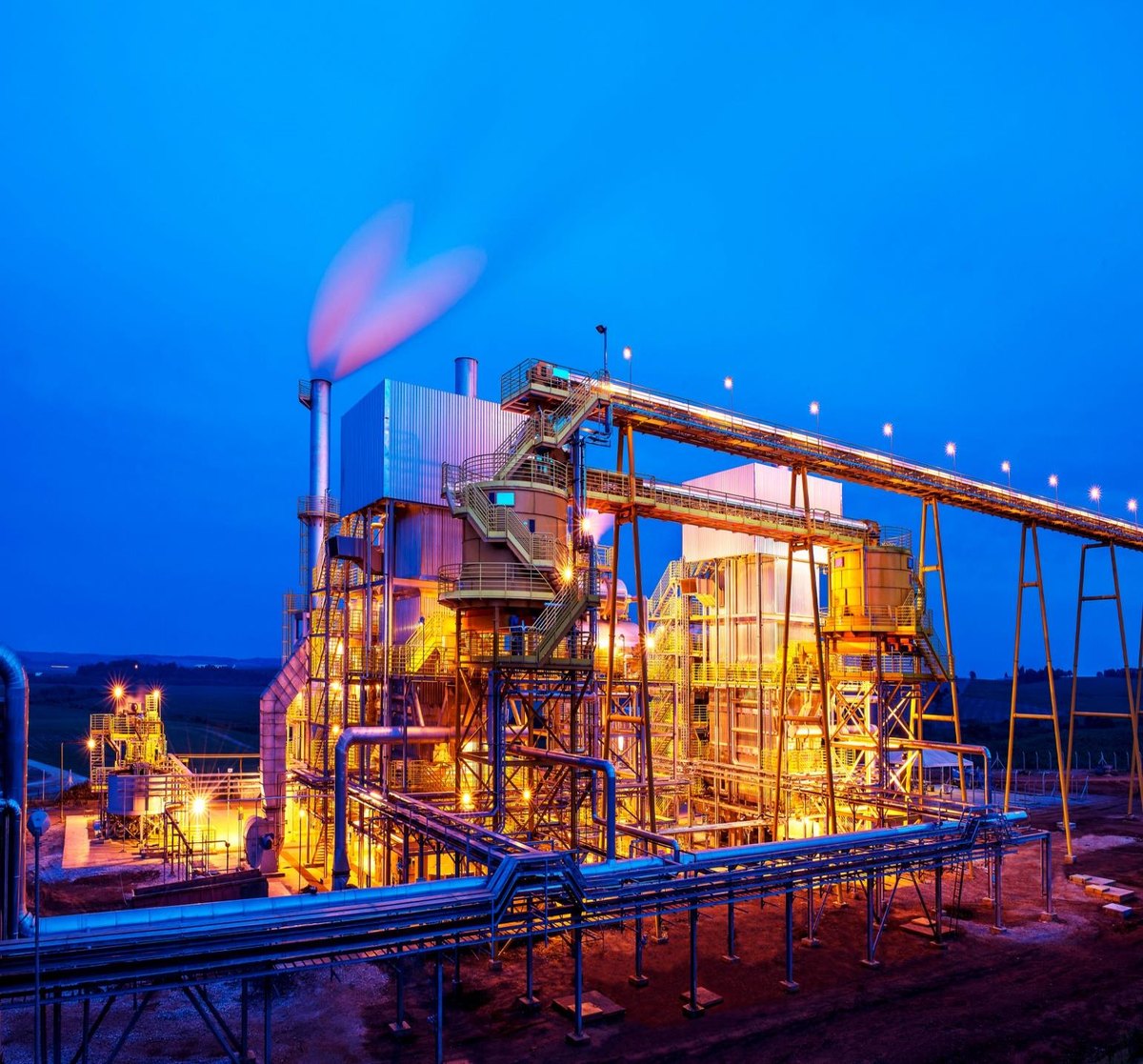 Planta industrial de generación de energía en operación nocturna